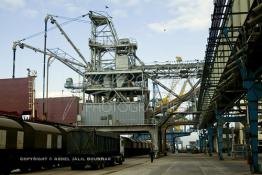 Image du Maroc Professionnelle de  Les Doc Silos au port de Casablanca, des installations modernes aspirant le blé directement dans les cales des navires couvrant 70% des besoins en grains du Maroc. 31 Décembre 2003. (Photo / Abdeljalil Bounhar)

 